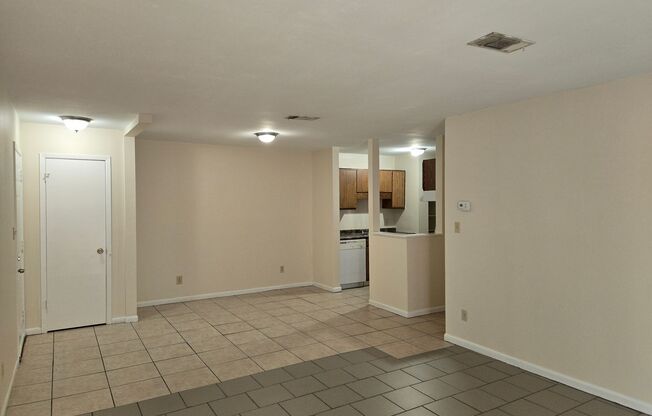 2 beds, 1 bath, $1,250, Unit Apt 25