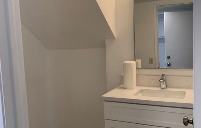 Beautiful 4 Bedrooms, 2.5 Baths Single Family Home with Attached Garage for Lease in Fontana