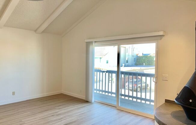 Oxnard | NEWLY RENOVATED | 2 Bed + 1 Bath- Upper unit | Hollywood By the Sea