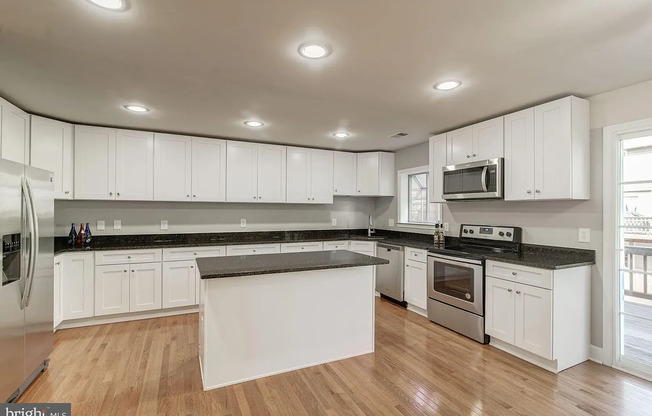 Gorgeous, bright 3 bed 3 bath Townhouse in Heart of Fairfax
