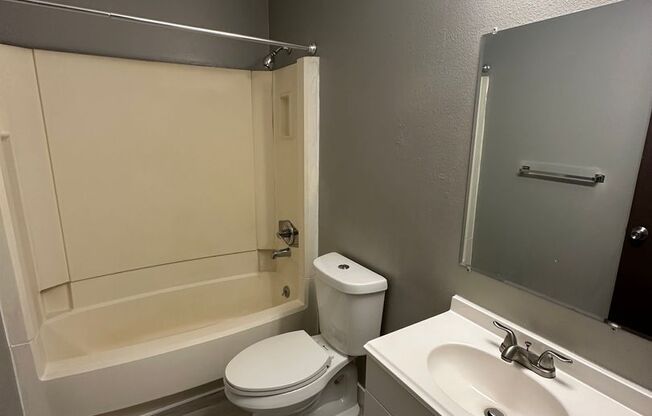 2 beds, 1 bath, 901 sqft, $1,050, Unit #205