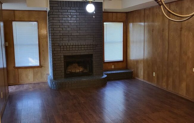 808 Austin #B Arlington, TX 76012