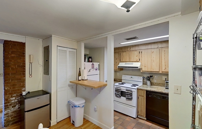 2 beds, 1 bath, 932 sqft, $3,950, Unit 005
