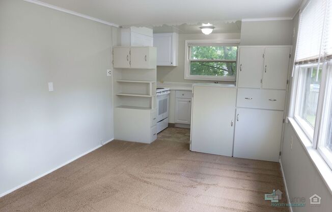 Quaint neighborhood and parking! - In Salem