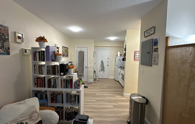 Studio, 1 bath, 375 sqft, $1,950, Unit 106