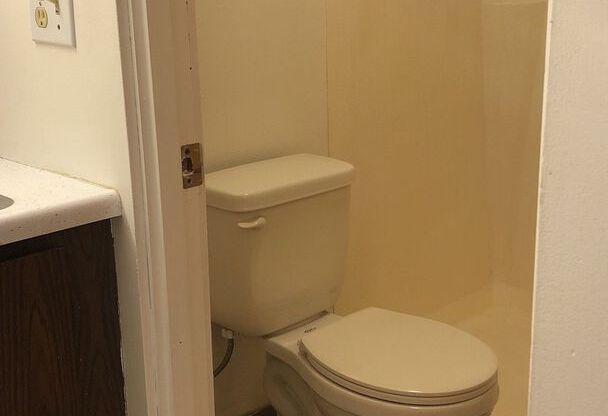 1 bed, 1 bath, 420 sqft, $585, Unit 82726