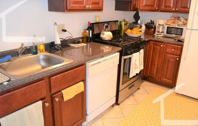 Great 2-bed with Pool!  Ht + HW Incl., 2 Parking Spots Included.  Cat Friendly