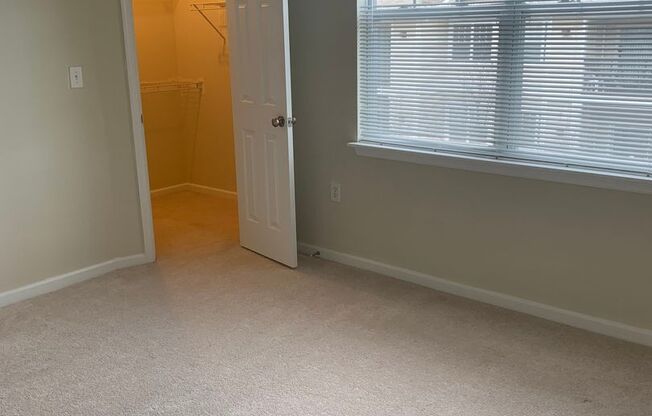 LOVELY TOP LEVEL CONDO IN GERMANTOWN