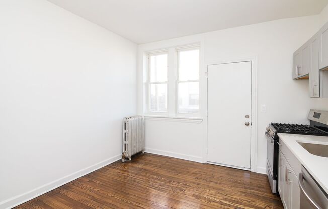 3 beds, 1 bath, 1,050 sqft, $2,400, Unit 6571-2