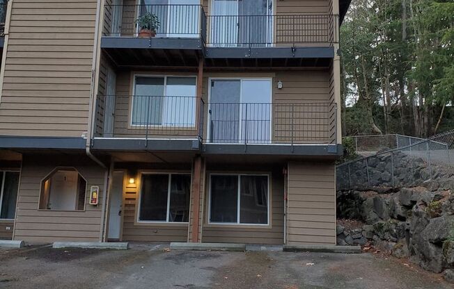 Cute 2 Bedroom 1 bath apartment in the heart of Silverdae