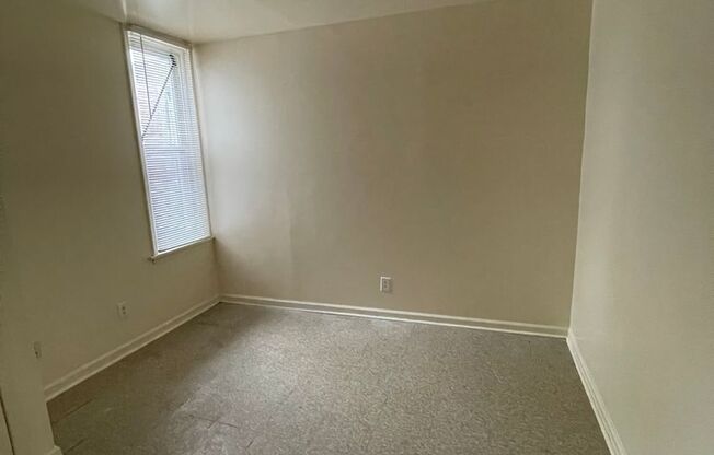 2 beds, 1 bath, 743 sqft, $1,100