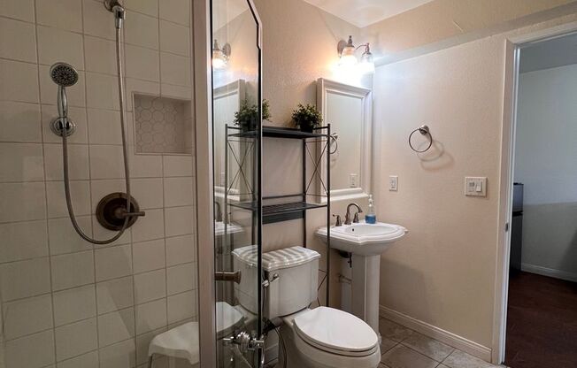 Studio, 1 bath, $1,375, Unit columbia