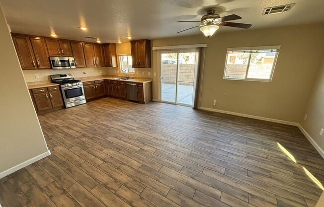 Gorgeous 3Bed/2.5Bath, 2-Story Home located in the SW part of the valley