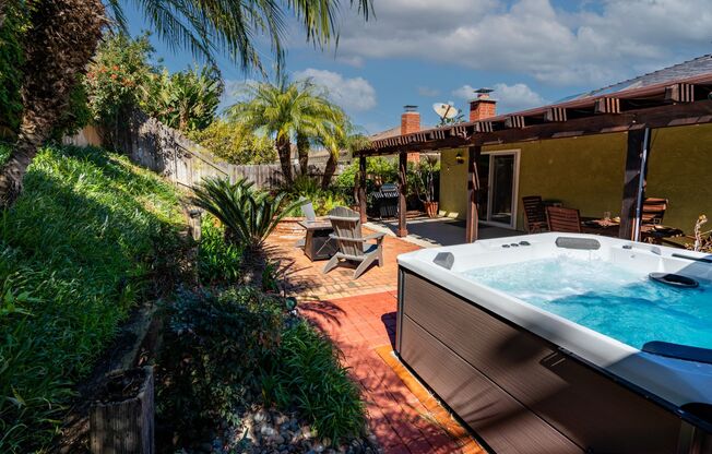 Surfer's Paradise - Walk to Beach - Private Hot Tub + Ideal Location