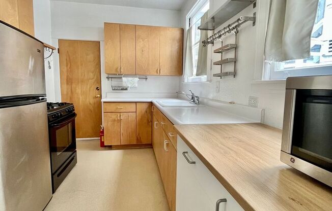 Charming 1 Bedroom Flat with a separate office in Boutique 4 unit Building