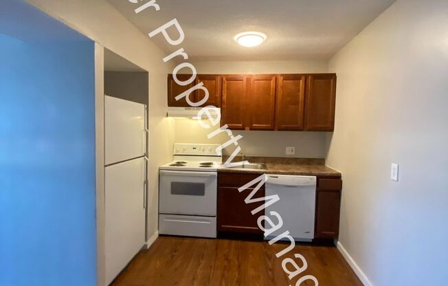 1 bed, 1 bath, 650 sqft, $895, Unit 2140 Hampton Ave #201