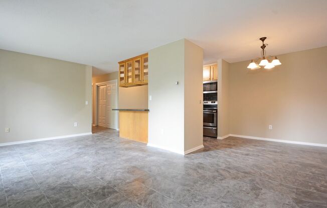 Spacious 3-Bed 1-Bath Condo For Rent in Eagan!