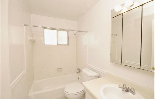 1 bed, 1 bath, 800 sqft, $1,170, Unit 014