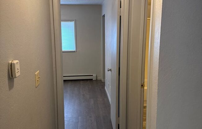 2 beds, 1 bath, $700, Unit 01