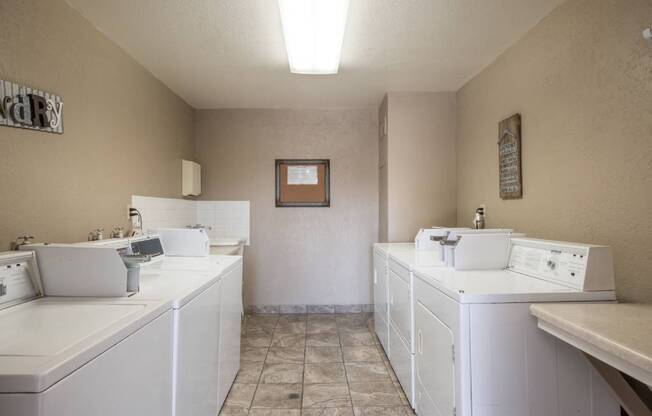 Laundry Room at Casa Del Rio Apartments, California, 93710