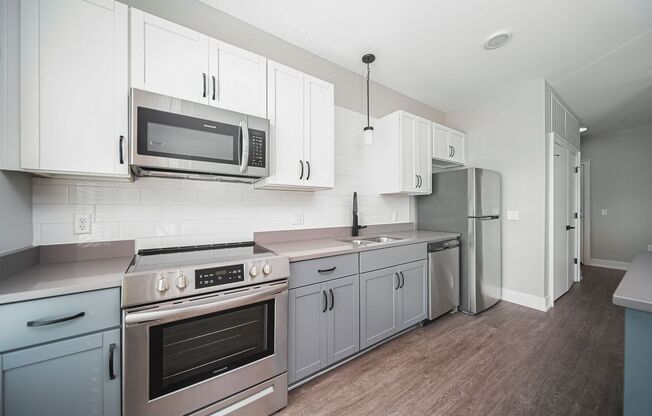 2 beds, 1 bath, 887 sqft, $1,575, Unit 225