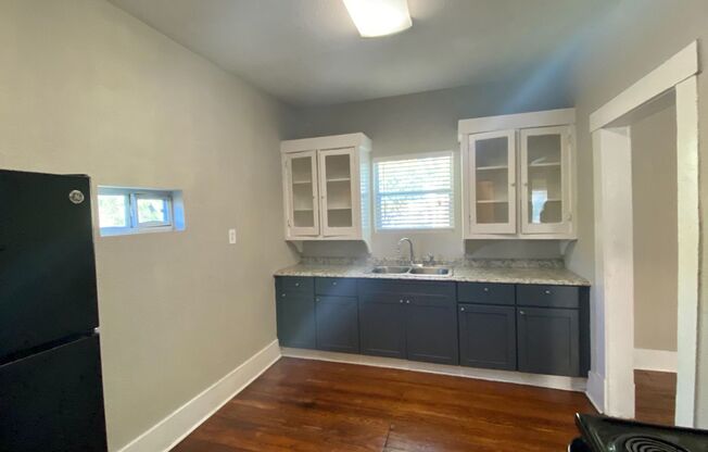 2 beds, 1 bath, $1,095