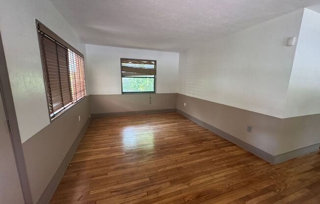 6/3 within Walking Distance to Campus!!