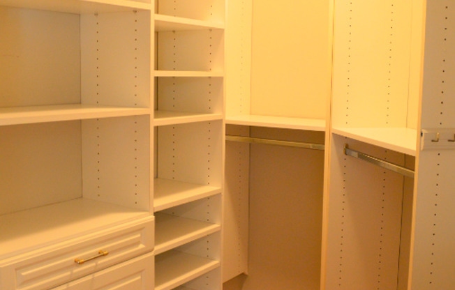 Large Townhouse 3 Bedroom 2 Full Baths and 2 half Baths with Garage Parking in Rosslyn