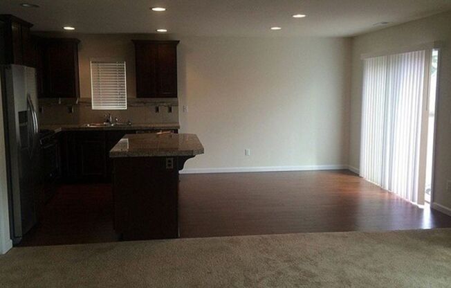 Luxurious Home in Lynnwood with 4 bed and 2.5 Bath
