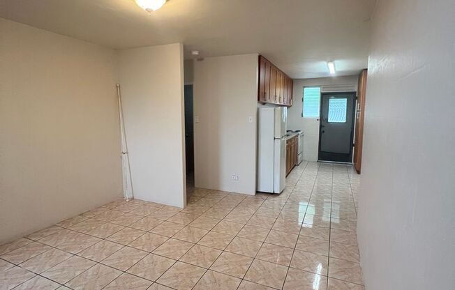 2 bedroom, 1 bath, 1 parking in Makiki!