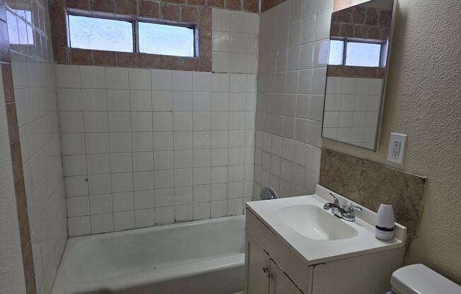 2 beds, 1 bath, 750 sqft, $1,095, Unit UNIT 4