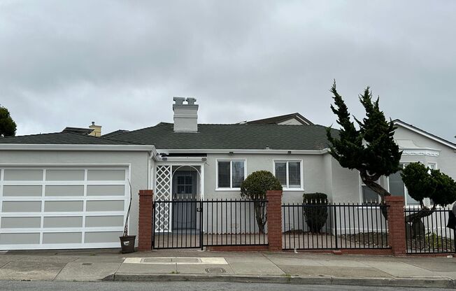 EPIC REA - Great Corner Lakeside Home - 3 BR/2 BA/Parking