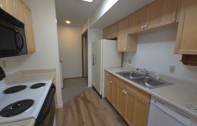 2 beds, 1 bath, 756 sqft, $2,280, Unit 4