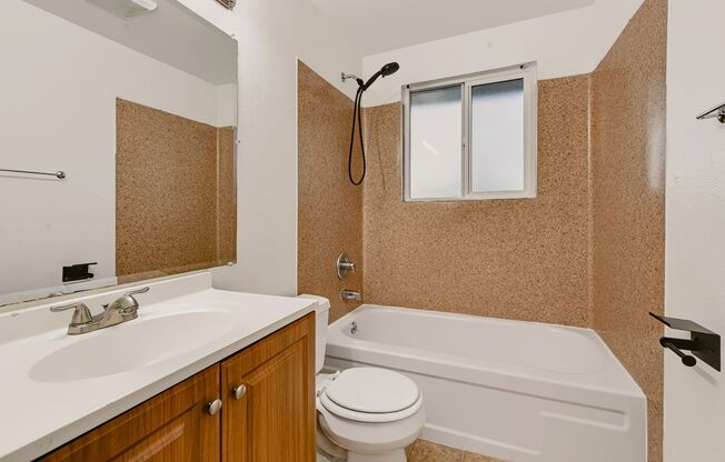 3 beds, 1 bath, 864 sqft, $1,445, Unit 39
