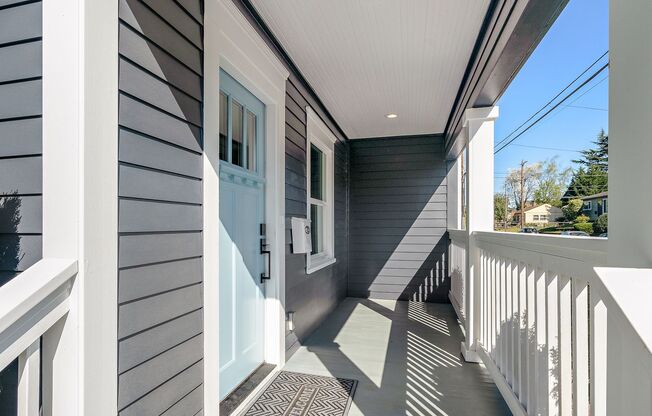 Gorgeous, updated 3-bdr Vernon bungalow w/ fenced yard—Central A/C, W/D, Walk to NE Alberta!