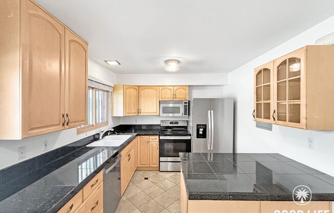 Beautiful 2B/1.5BA Condo W/ AC & Reserved Parking in Point Loma!