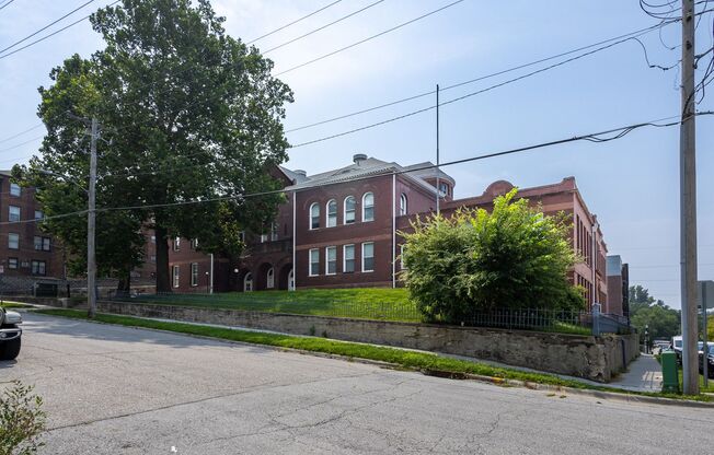 2 beds, 1 bath, 825 sqft, $959, Unit 3819 Jones St #101