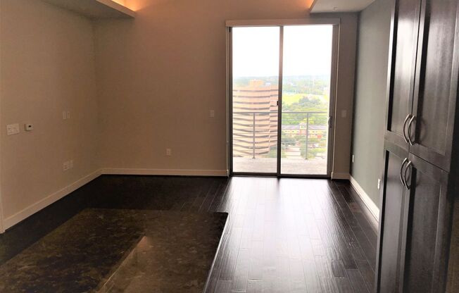 1 bed, 1 bath, 828 sqft, $3,405, Unit 1915