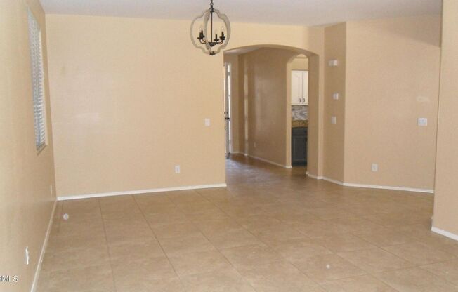 Large 5 Bedroom, Private Pool, North Peoria!