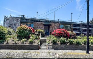 Cute 2:1 Apartment Downtown Olympia with Covered Parking!
