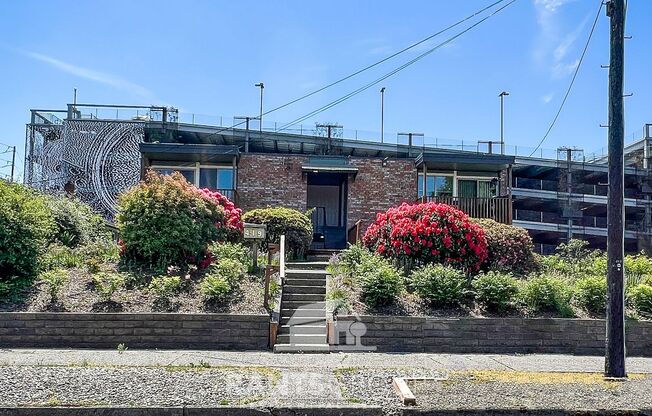 Cute 2:1 Apartment Downtown Olympia with Covered Parking!