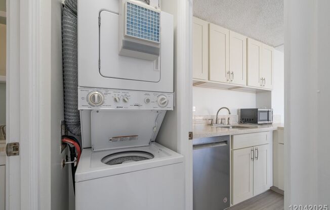 1 bed, 1 bath, $2,100, Unit APARTMENT 2405