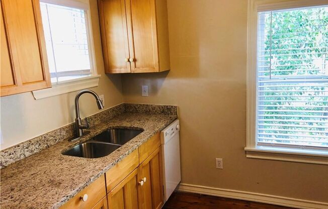 2 beds, 1 bath, 660 sqft, $1,600, Unit 404B E. 35th St.