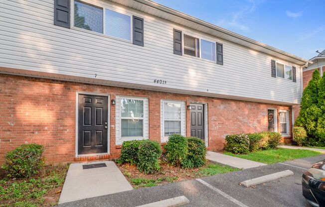 2 bedroom 1.5 bathroom townhouse