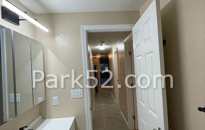 2 beds, 1 bath, $1,650, Unit 1114 S Monroe St.