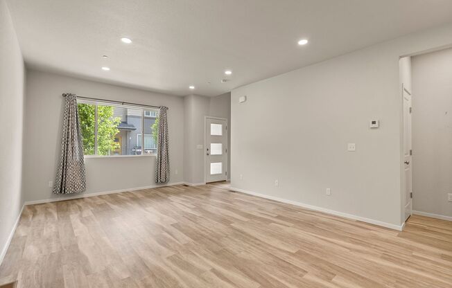 3 beds, 2.5 baths, $2,395, Unit UNIT 4