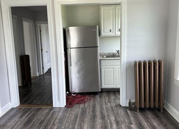 2 beds, 1 bath, $2,000, Unit 3