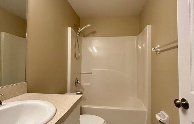 3 beds, 2 baths, $1,499, Unit 346 Bell Blvd S