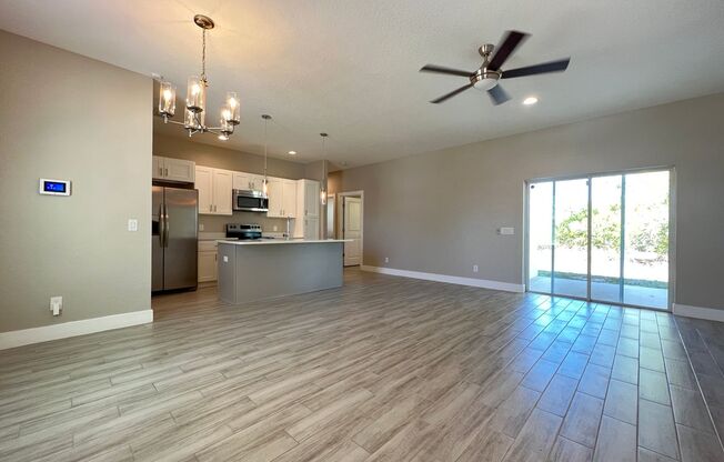 Marvelous 4 Bedroom, 2 Bathroom Home in Poinciana!!