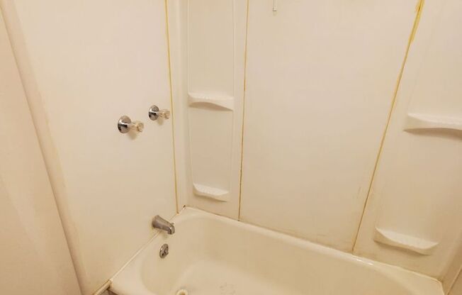 Studio, 1 bath, 400 sqft, $745, Unit 6